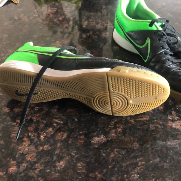 Indoor soccer shoes - Picture 3 of 3